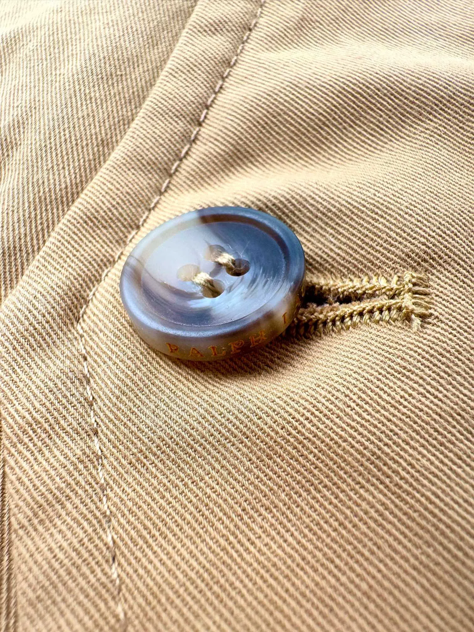 P520 Ralph Lauren embroidered zipper jacket. Customized elegant cotton fine twill fabric. Soft and silky. Comfortable against the skin. With khaki as the base color. Soft and unobtrusive. Just right to show a kind of restrained elegance. Exquisite pony logo embellished with it. Bringing an atmosphere of freedom and vitality. Injecting the soul charm of the brand. Simple and smooth lines outline a tall and straight figure. A unique and charming fashion masterpiece emerges. Process 1: Use imported machine embroidery process. Use advanced computer control systems and precision mechanical components to achieve the iconic pony embroidery operation with high precision and smooth and delicate lines. Process 2: Template machine bag opening. The preset template guides the position, shape and size of the bag opening. The accuracy ensures the quality of the bag opening effect. Process 3: Infrared positioning cutting bed uses infrared emitters and infrared receivers to achieve precise positioning of materials. The accuracy can reach the micron level, thereby meeting the effect of high-precision cutting of plaid alignment. Process 4: The fabrics are washed. Better hand feel, not easy to deform, not easy to shrink, not easy to fade, maintains long-term beauty. Accessories: Customized 1:1 Ralph Lauren horn buckle, Customized 1:1 Ralph Lauren zipper, Customized 1:1 leather lanyard, Customized 1:1 Ralph Lauren trademark. Version: Loose version. Size: S M L XL
